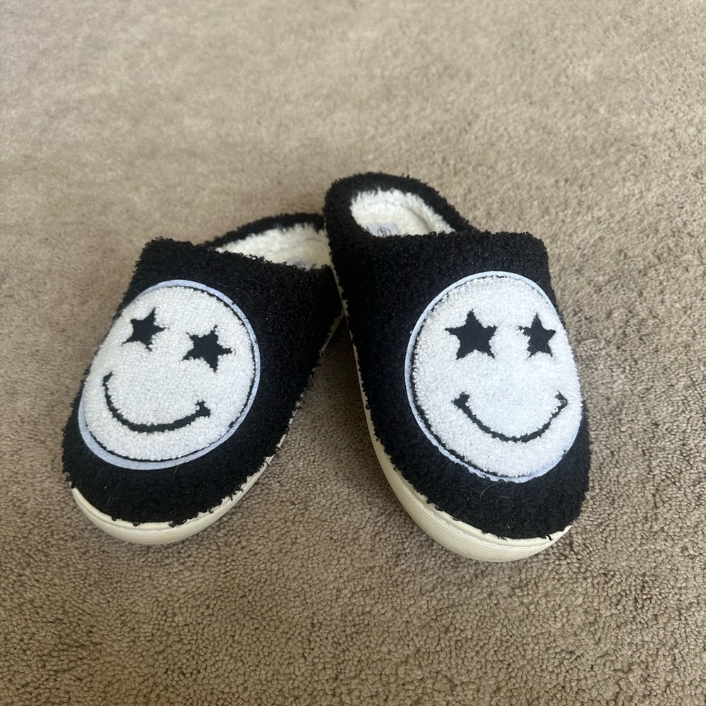 Women’s Smiley face black slippers house shoes 7/8